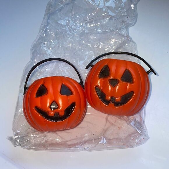 2 Halloween plastic Jack O Lantern treat holders, party favors or decorations - Picture 1 of 7